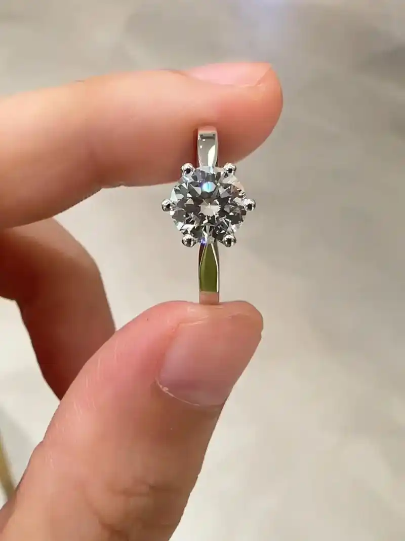 收腰六爪,经典款式,素雅戒托,低调 - 抖音