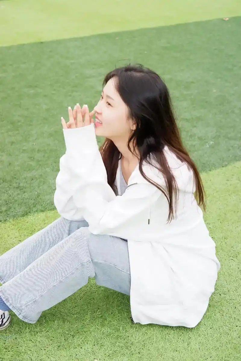 去足球场拍照片 碰见三位六年级可爱的小"帅哥"  变身#孩子 - 抖音