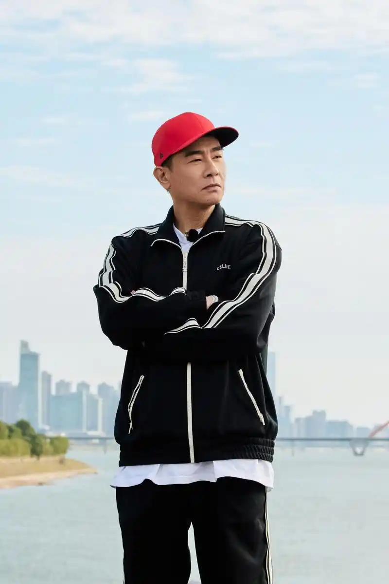 陈小春的减龄穿搭,"运动套装"造型活力十足,这哪像55岁了