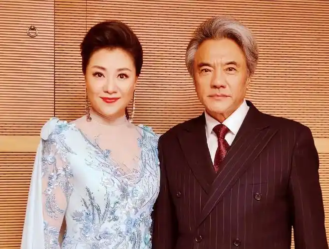 张秋歌最终学会了与过去和解,他与母亲的关系曾经紧张而复杂,但在妻子