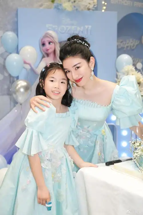 黄奕女儿生日照曝光10岁铛铛神似黄毅清狱中爸爸不忘祝福爱女