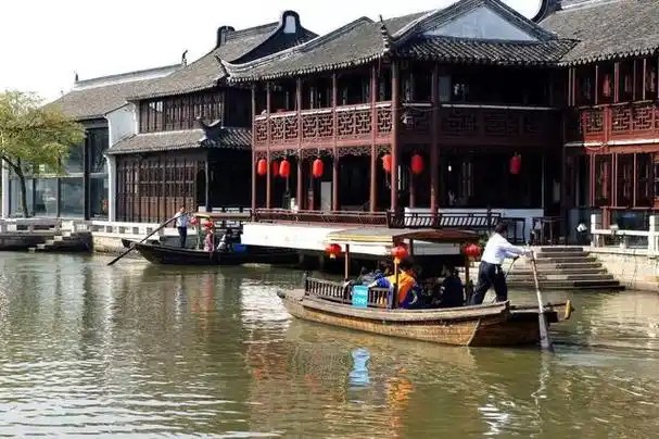 如果你计划在上海度过8天的旅程,以下是一些建议的必打卡景点线路,让