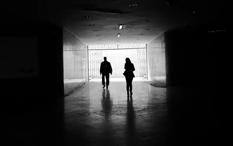 地下通道,擦肩而过的男女