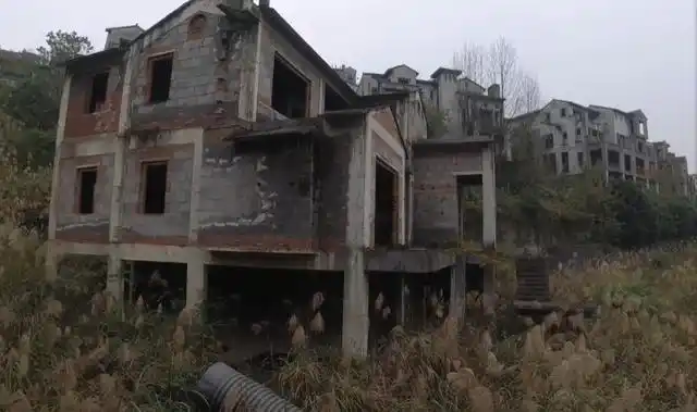 重庆南山景区废弃别墅群,杂草丛生阴森恐怖,荒废多年意外走红