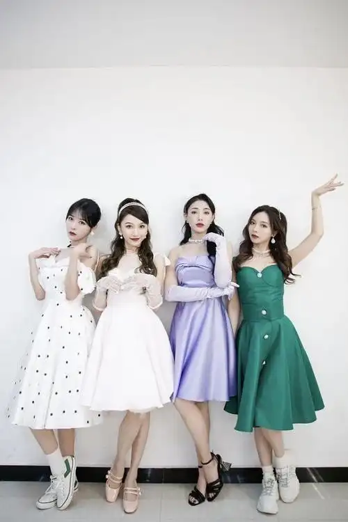 丝芭家族陆婷戴萌张语格热舞上演港风复古版算你狠