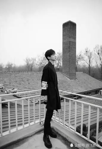 白敬亭黑白虚实大片太帅了好喜欢看这种氛围大片我直接嗨帅哥