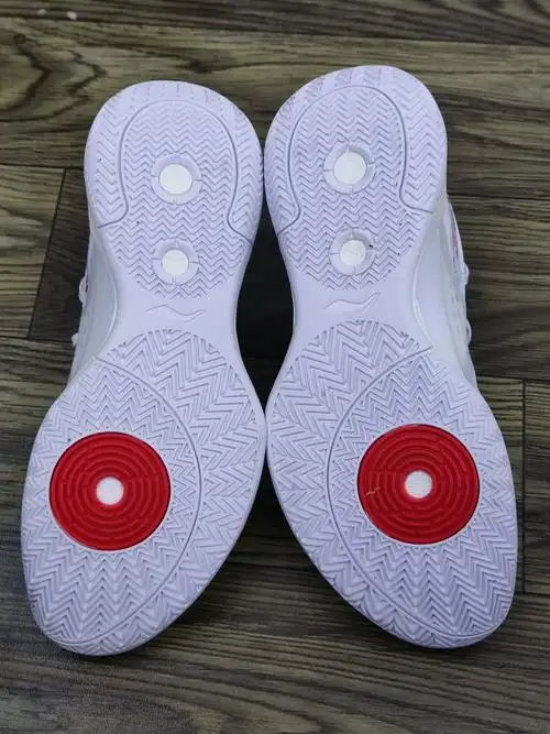 人字形纹路的鞋底耐磨性怎么样?