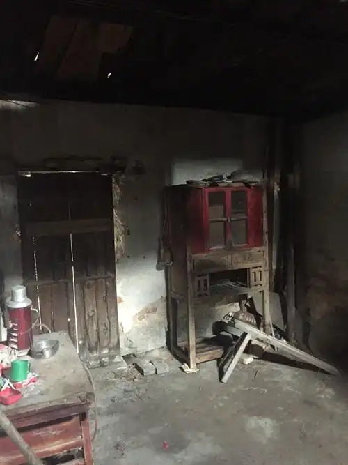 房子,由主体建筑和附属厨房及库房组成,搭建结构则是当地保存完好的土