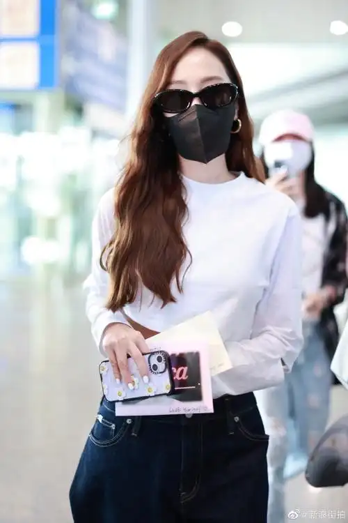 郑秀妍超话#街拍时刻#2023/05/25@郑秀妍jcradio最新机场街拍