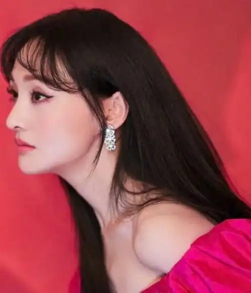 郑爽活动生图鹰钩鼻吓坏网友,侧颜被嘲不如娜扎好看