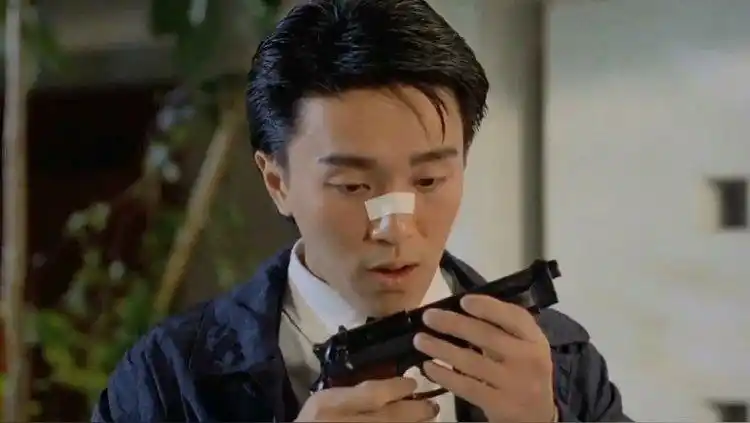 周星驰第一次拿枪,这玩意多少钱