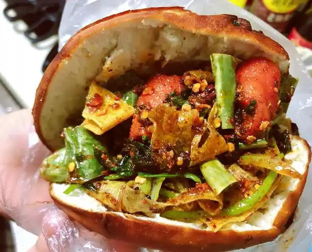 油炸串串菜夹馍培训:1.菜品的选购与处理技术2.菜品的穿制技术培训3.