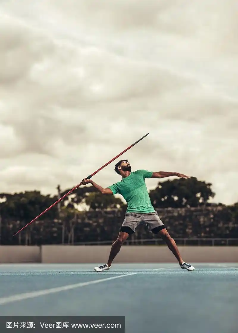 投掷标枪的运动员