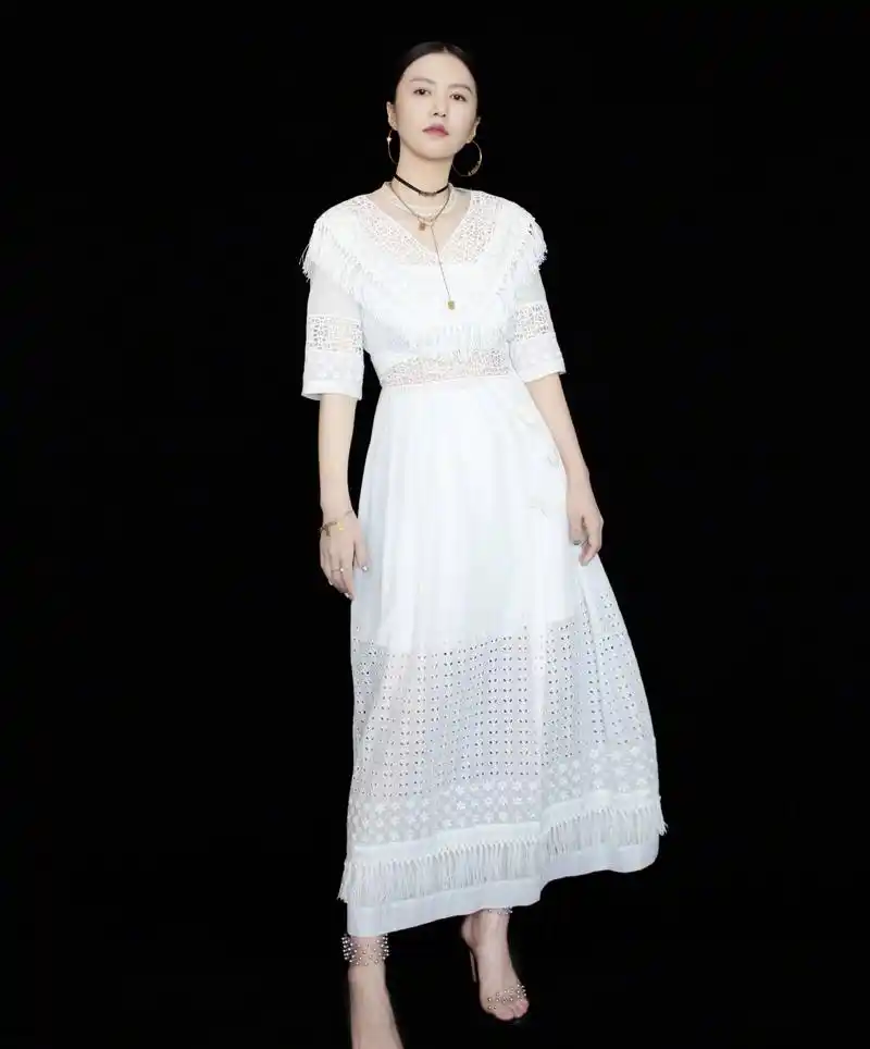 谭维维身着白色镂空长裙展露翩翩优雅气息,流苏设计彰显别致韵味
