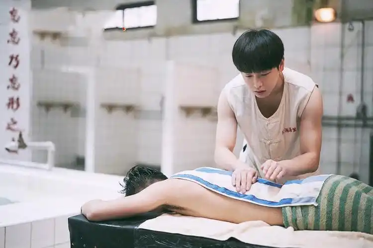 彭昱畅,乔杉主演的《沐浴之王》上映当日被指抄袭!导演否认