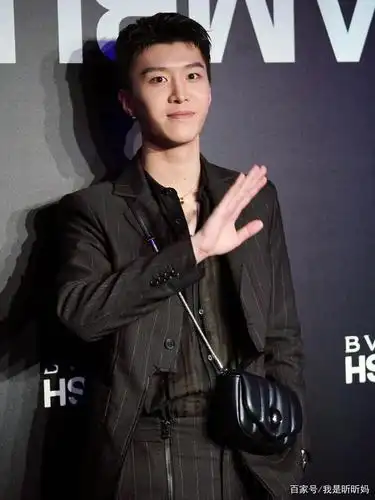 范丞丞短发造型现身宝格丽品牌现场,黑色条纹西装尽显帅气