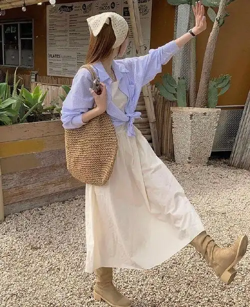 韩国时尚博主春夏气质穿搭示范拍照氛围感拿捏这一块还得看韩妹