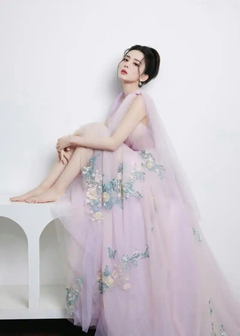 古力娜扎纤细修长的美腿