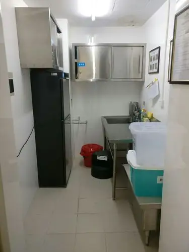 图为酒店内公共用品消毒间,内部整洁