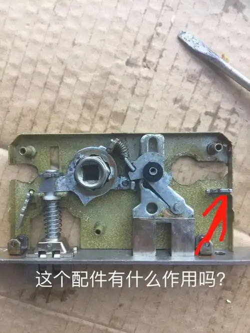 为什么房间门锁一拆开用锁芯就扭不动动了,请师傅帮忙看看是哪里出了
