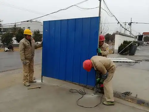 施工人员搭建围挡施工