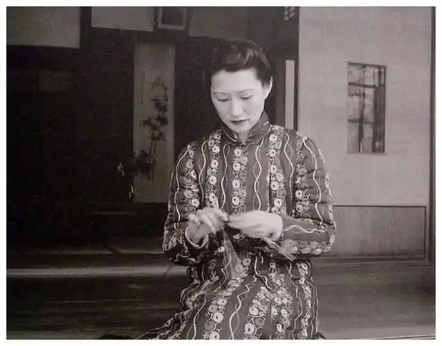 赵四小姐私人相册涂指甲油光脚丫荡秋千喂鸡等