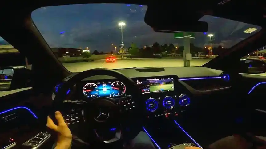 夜晚试驾2021款奔驰gla,按下车钥匙坐进驾驶室,给个不心动理由