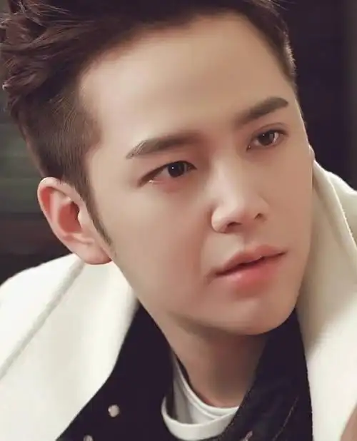 张根硕,1987年9月26日出生于韩国首尔,韩国男演员,歌手,主持人.