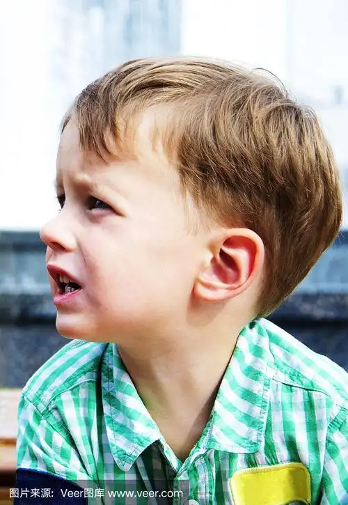 外面一个可爱的小男孩的侧面.水平的形象
