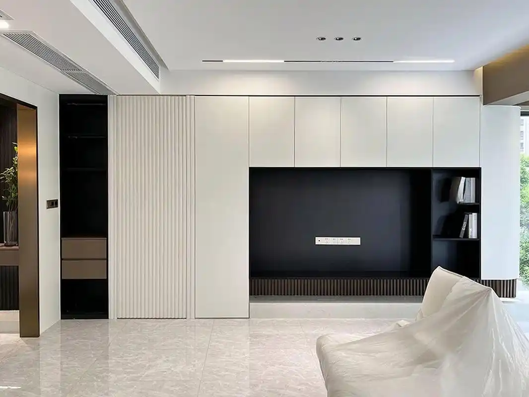 满墙电视柜 隐形门设计,整体电视背景墙美观耐看.