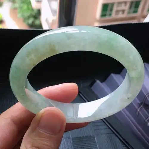 圈口:55.5mm 翡翠冰糯种浅绿正圈手镯,种水好玉质细腻温润,颜色漂亮.