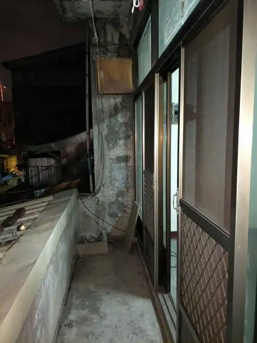 卧室,这两个也不知道是什么东西,跟两个小棺材一样.