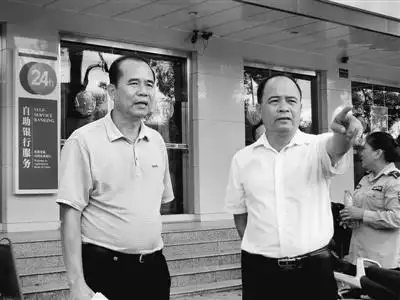 符灶偳(左)率队开展校园环境整治督查.邢剑锋摄