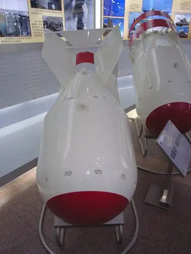 图文:中国首枚原子弹正视图