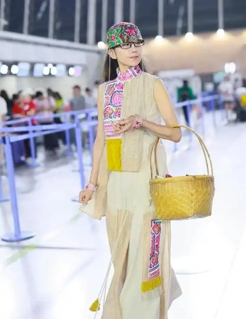 63岁杨丽萍越活越年轻一身民族风装扮时尚大气手挎竹篮超吸睛