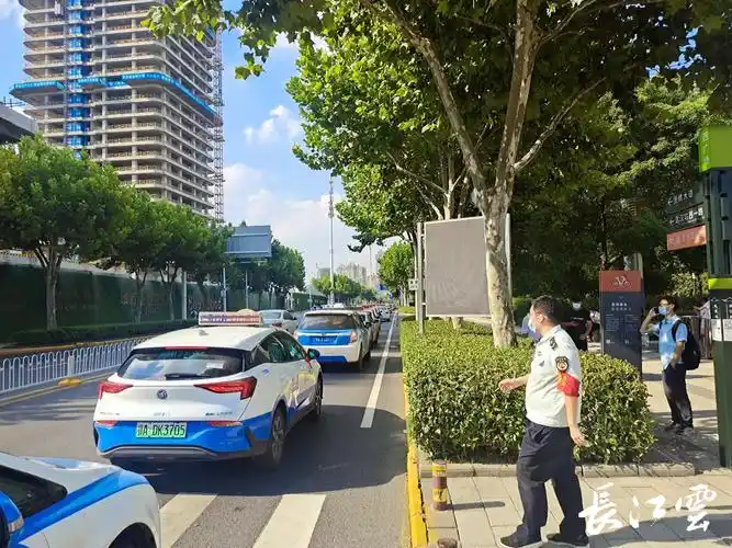 武汉站出租车接客通道易拥堵?站区办:马上解决!_长江云 - 湖北网络广