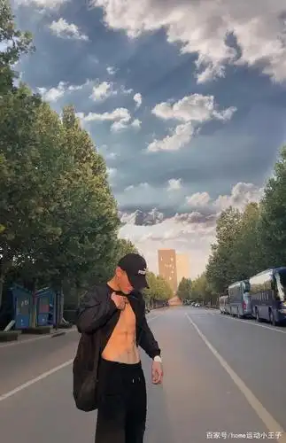 体育生校园里秀腹肌,这么精壮的小哥哥,实力超级强劲