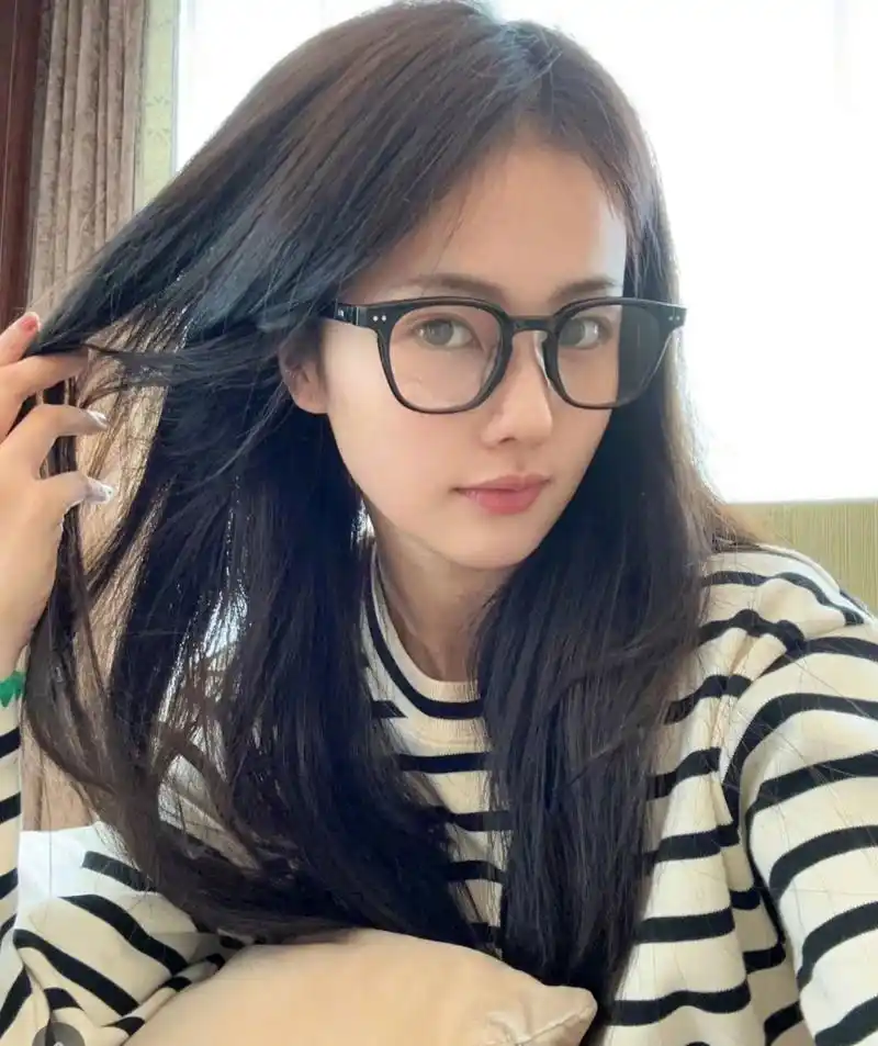 白鹿晒素颜照太减龄,脸上不化妆和小女生一样清新,戴上黑框眼镜更是一