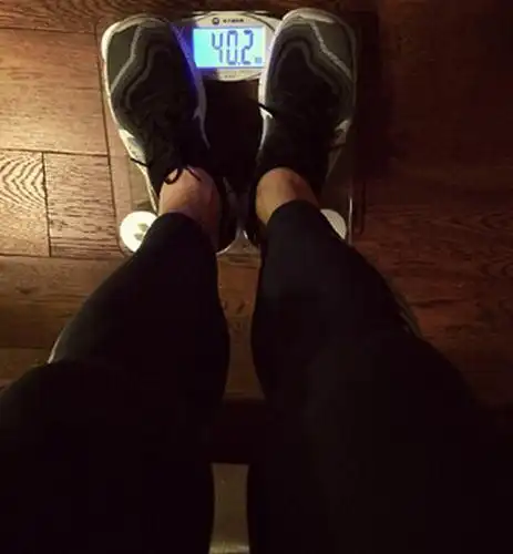 邓超晒称体重照片显示仅80斤网友称坏了