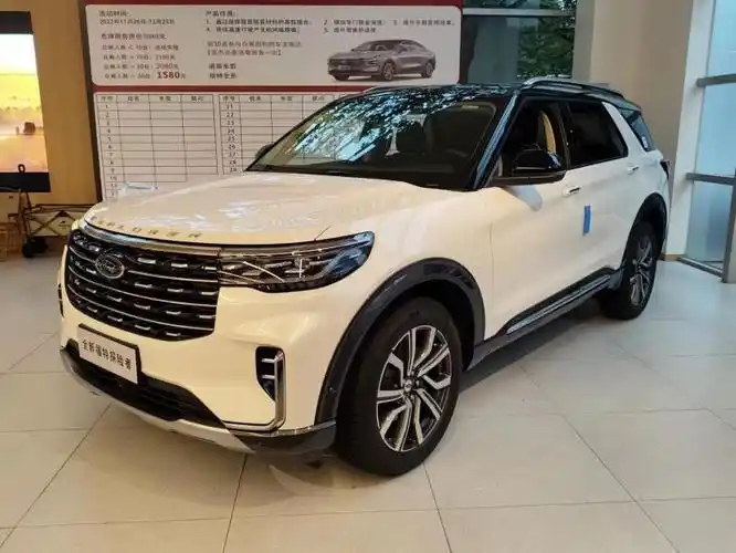 外观方面,新款长安福特探险者作为美系suv,车头采用了大尺寸的锁子甲