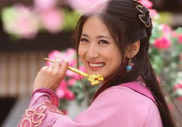 首先是电视剧华胥引里的莺歌,郭珍霓一人分饰了莺歌和锦雀两个角色.