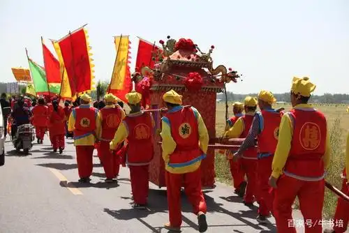 2020年5月18日,河南许昌,一行喜庆古装的迎亲队伍行走在建安区陈曹乡