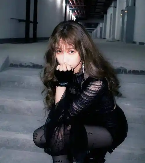 虞书欣越来越摩登了,黑色字母丝袜搭配薄纱上衣非常迷人!