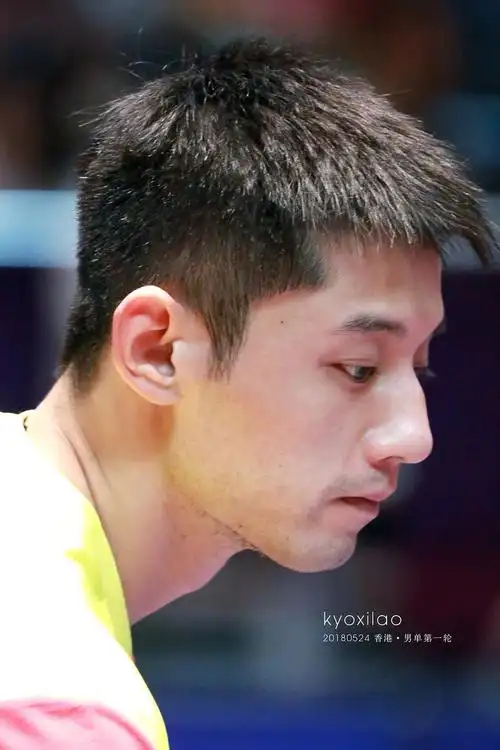 发现张继科的驼峰鼻也很明显!