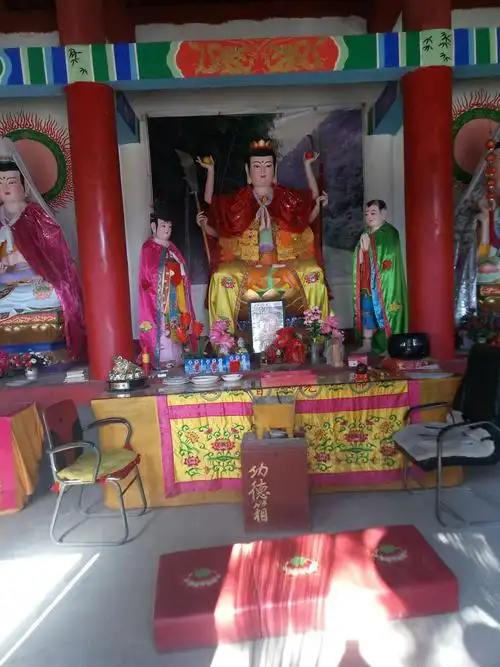 大殿内三皇姑的神像惟妙惟肖,华丽俊美,神圣庄严.