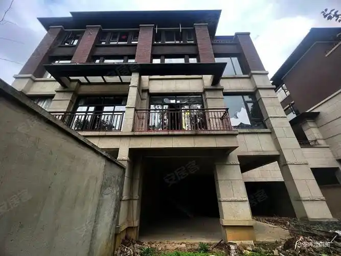 阅山湖双拼别墅位于湖边位置看出去视野好