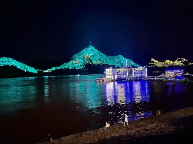 宜昌江边灯光秀