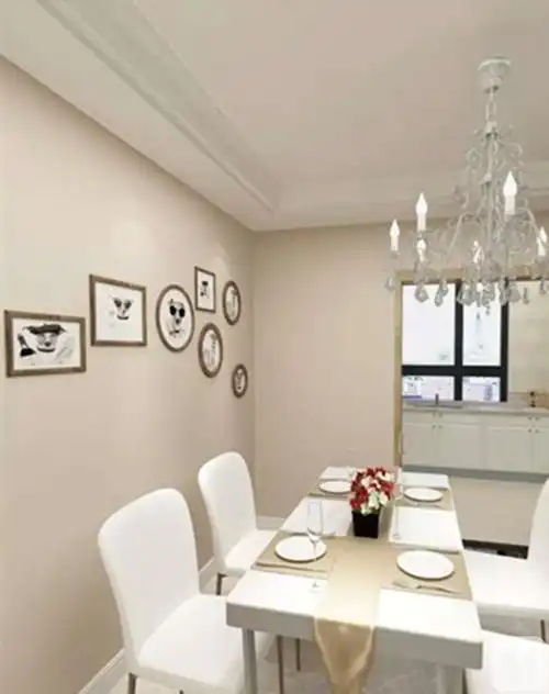 在家具的选择上,色调以象牙白为主,多浅色搭配,讲究对称性,线条纹理