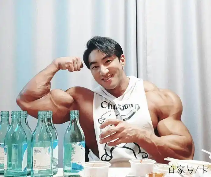 这个男人太强壮了,"肌肉猛兽"黄哲勋,如漫画里的肌肉男一样!