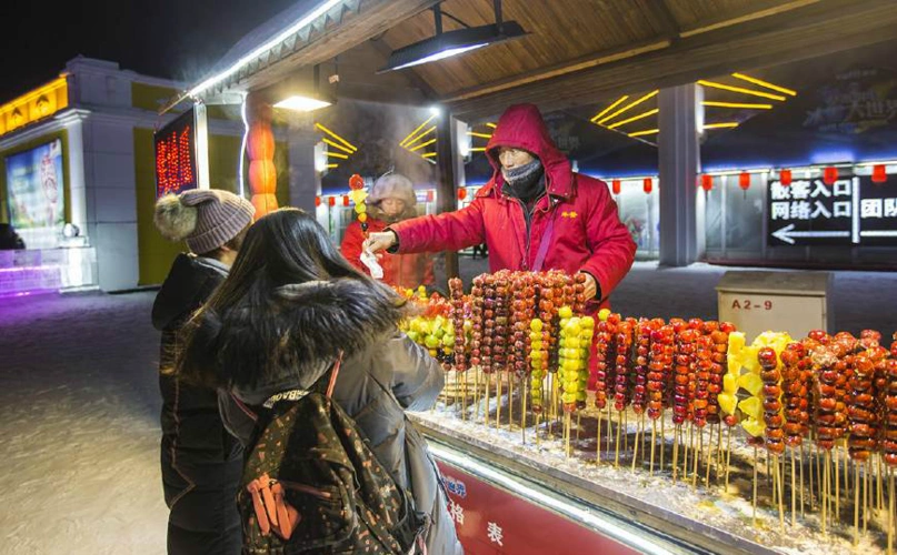 小贩零下30度严冬卖冰糖葫芦美女称遭欺诈老板娘立扫二维码退款